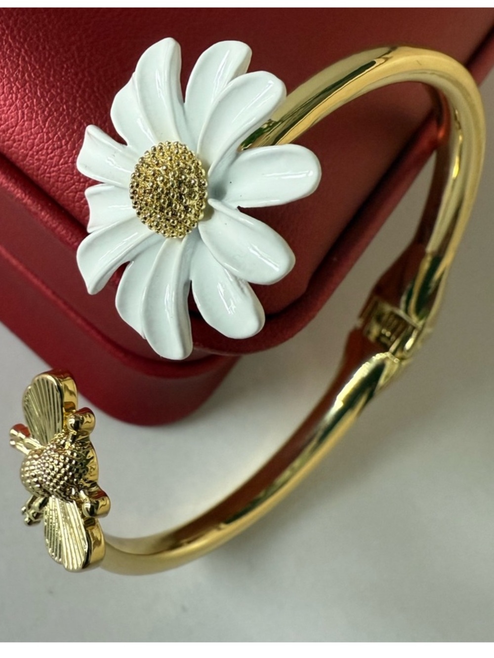 🐝 Gold Bee 🐝 and 🌼 White Daisy🌼 Gold Bangle Bracelet.